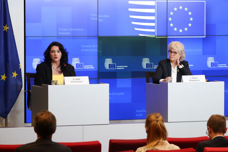 Helena DALLI (Commissaire européenne à l'Egalité), Isabelle ROME (Ministre déléguée à l'Egalité des genres, à la Diversité et à l'Egalité des chances, auprès du Premier Ministre, France) / Copyright: European Union